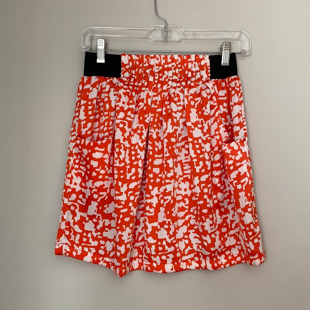Emmelee A-line skirt with elastic band and pockets, size S.